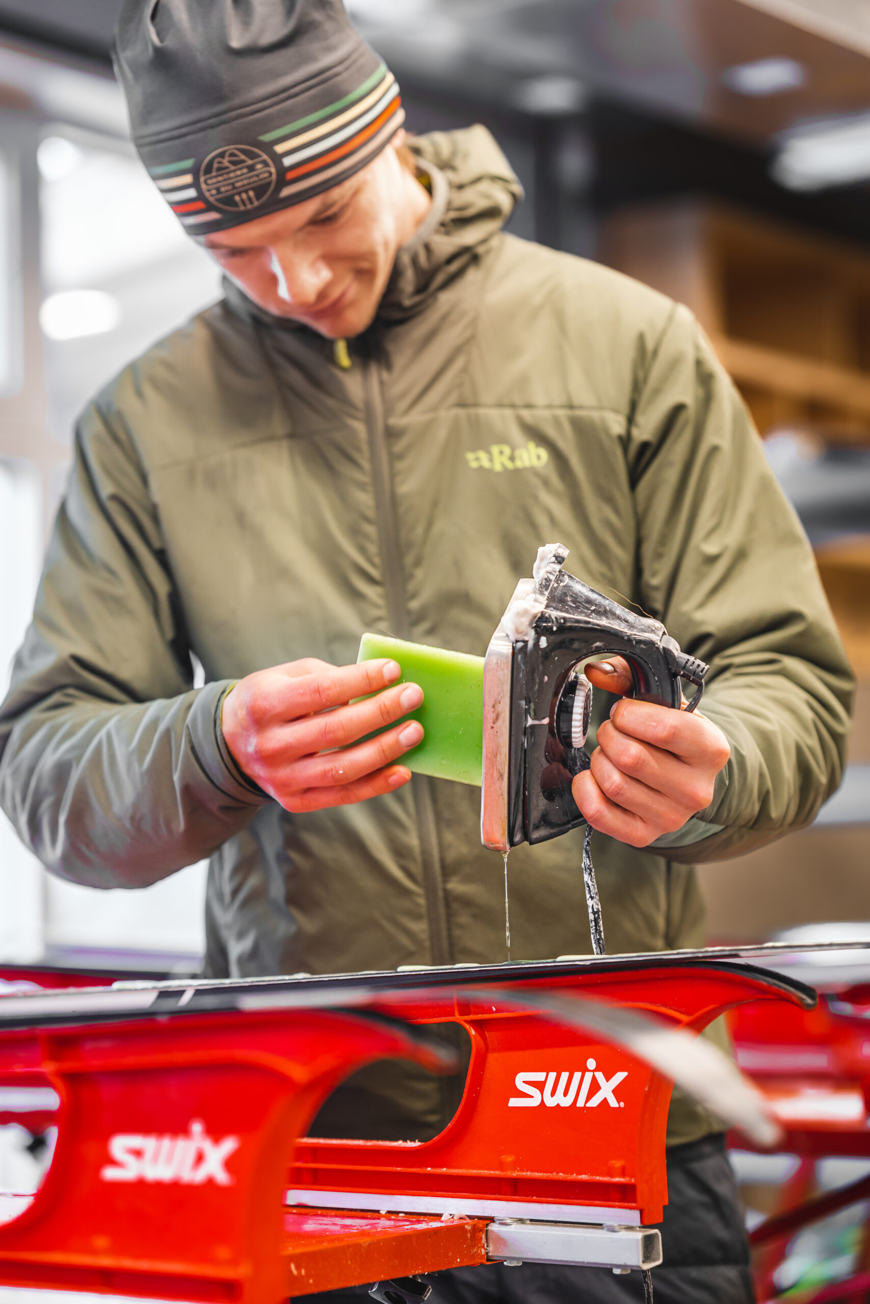 Fartage manuel d’un ski avec pinceau et produit