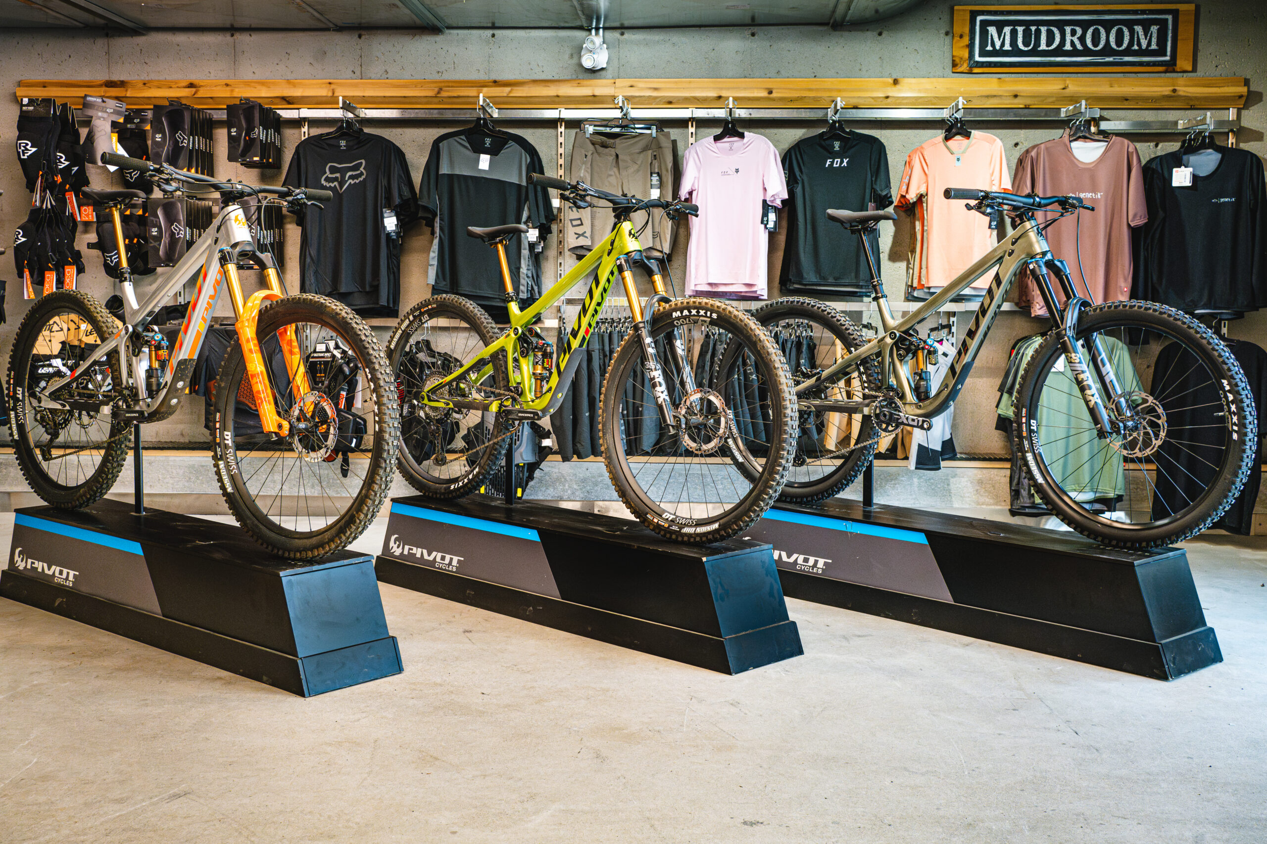 Vitrine de vélos en exposition dans un espace boutique